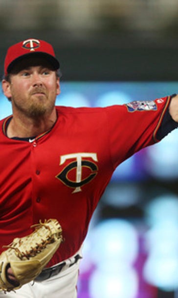 Mariners get lefty reliever Zach Duke from Twins